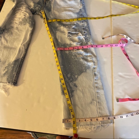 Levi’s 90s Style Cow Print Bleach & Destroyed Jean - Picture 8 of 9